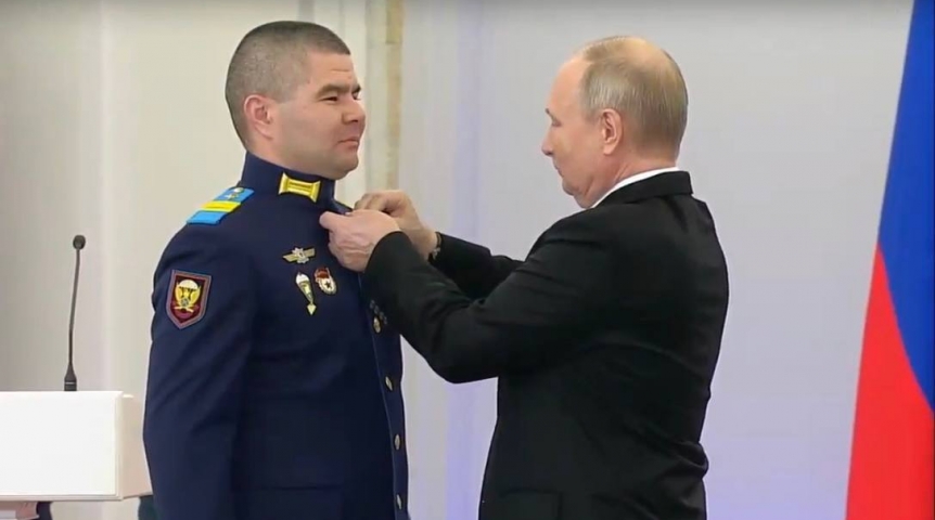Владимир Путин вручил медаль «Золотая звезда» герою СВО из Омской области Владимир Путин вручил медаль «Золотая звезда» герою СВО из Омской области