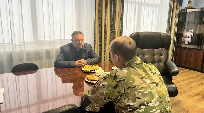 Власть Геннадий Долматов встретился с геройски сражающимся на СВО бойцом из Омского района
