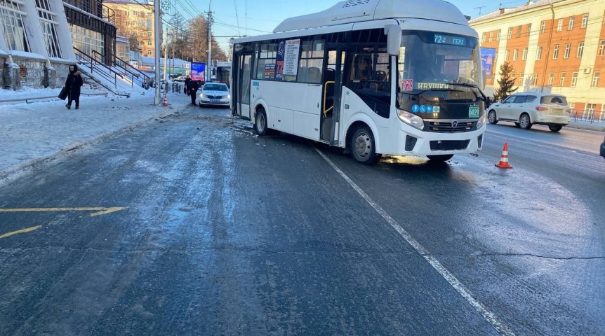 Происшествия в Омске В центре Омска автобус с пассажирами № 72 влетел в столб