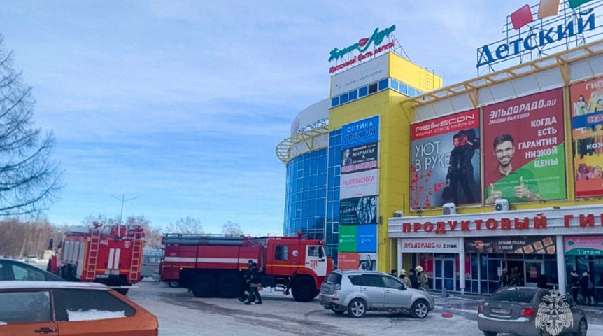 Происшествия в Омске Появились кадры пожара в торговом центре Омска на 6-й Станционной