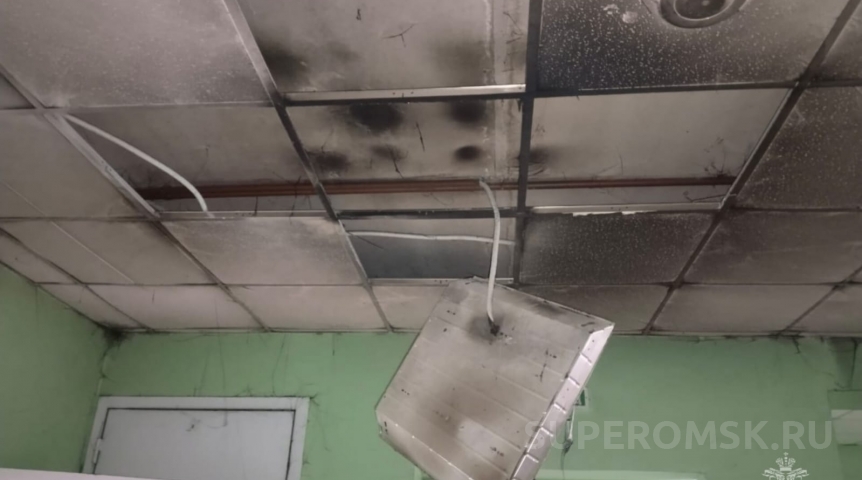 У детского учреждения в Омске скопились пожарные машины