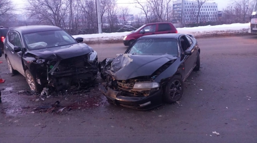 Происшествия в Омске Появились фото с места крупной аварии с полным пассажиров автобусом у Телецентра в Омске