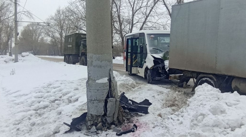 Бастрыкин поручил возбудить уголовное дело после ДТП с маршруткой омского ПП-8 Бастрыкин поручил возбудить уголовное дело после ДТП с маршруткой омского ПП-8