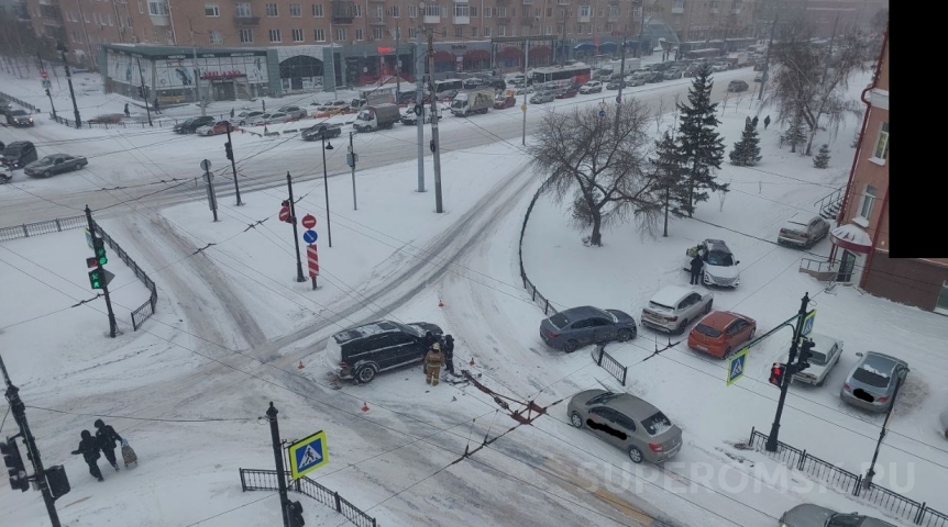 У Ленинградского моста в Омске после жесткого ДТП машина снесла ограждение У Ленинградского моста в Омске после жесткого ДТП машина снесла ограждение