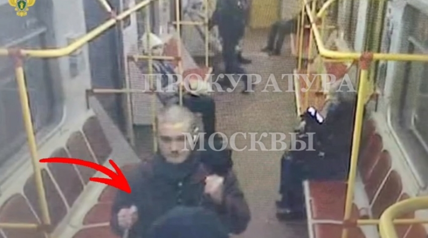 Появились кадры ножевого нападения на омичей в московском метро Появились кадры ножевого нападения на омичей в московском метро