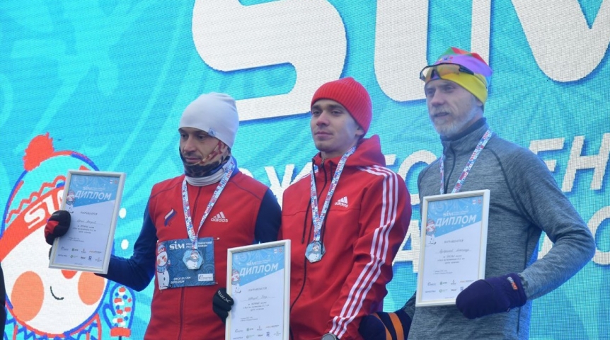 Главную дистанцию Рождественского полумарафона в Омске выиграли бегуны из других городов Главную дистанцию Рождественского полумарафона в Омске выиграли бегуны из других городов