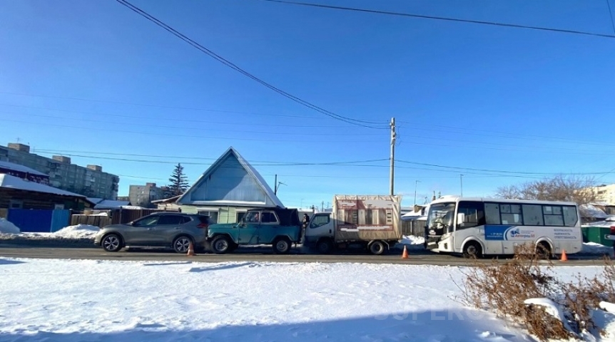 Две пассажирки омского автобуса пострадали в массовом ДТП на Богдана Хмельницкого Две пассажирки омского автобуса пострадали в массовом ДТП на Богдана Хмельницкого