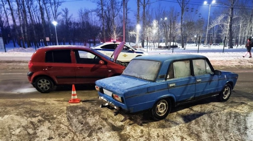 В Омске подросток за рулем ВАЗа устроил ДТП на Андрианова В Омске подросток за рулем ВАЗа устроил ДТП на Андрианова