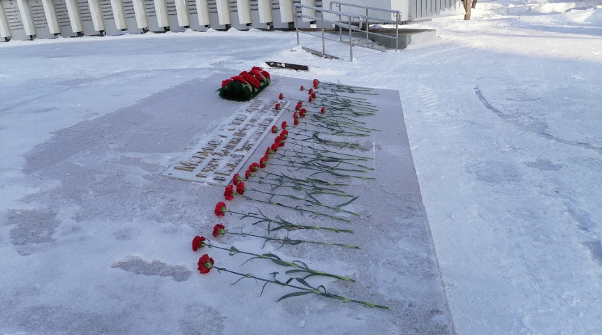 События На бульваре Победы в Омске почтили память воинов Сталинградской битвы