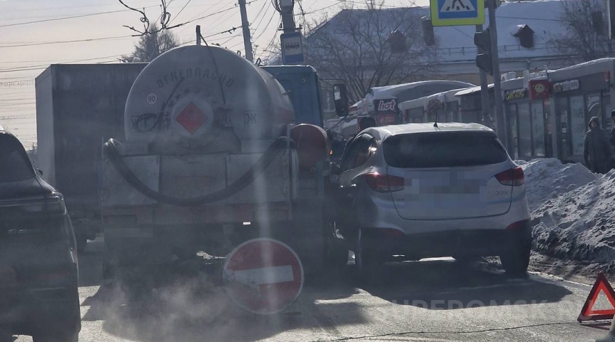 Происшествия в Омске Газовоз попал в ДТП у автобусной остановки в Омске, спровоцировав большую пробку