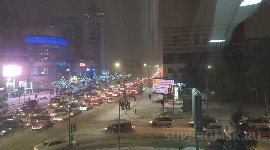 Проспект Маркса в Омске встал в огромной пробке из-за аварии Проспект Маркса в Омске встал в огромной пробке из-за аварии