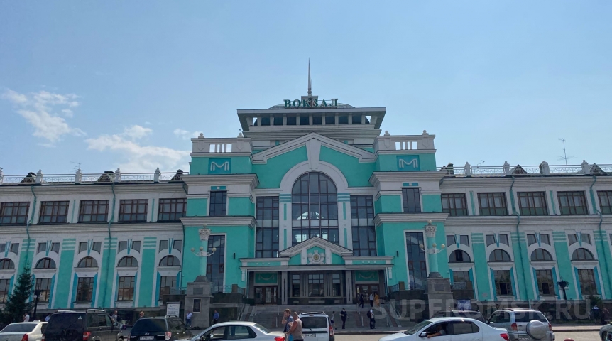 Криминальные новости В Омске у ж/д вокзала разбили маршрутку из-за дележки пассажиров