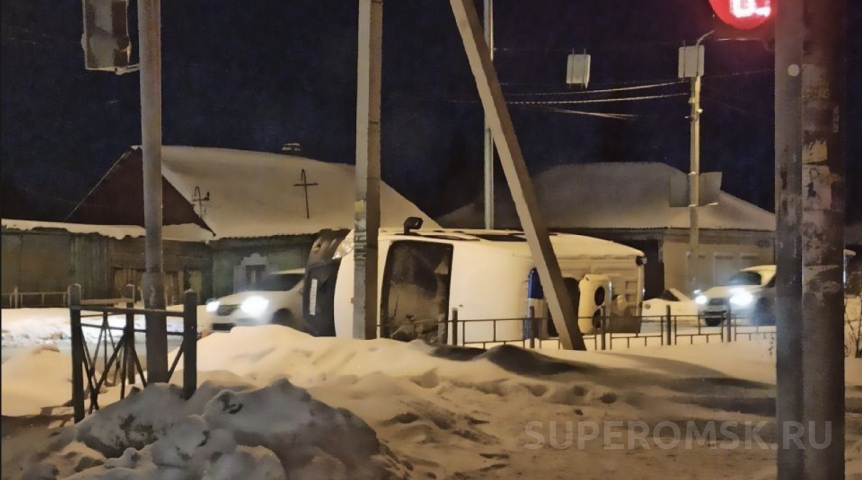 Опрокинутая в Омске скорая ехала из Нижнеомского района