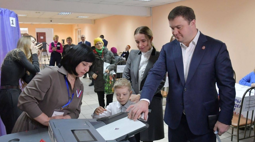 Омский губернатор Виталий Хоценко проголосовал на выборах президента РФ Омский губернатор Виталий Хоценко проголосовал на выборах президента РФ