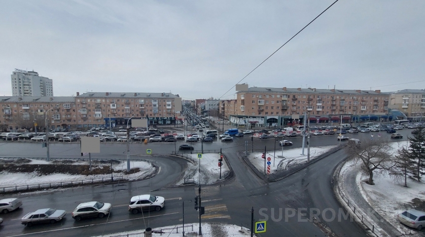 Под вечер пятницы на мокрых дорогах Омска скопились жуткие пробки