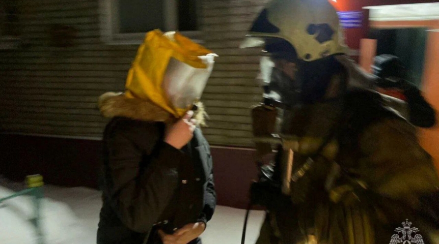 В Омске среди ночи полыхала квартира в пятиэтажке В Омске среди ночи полыхала квартира в пятиэтажке