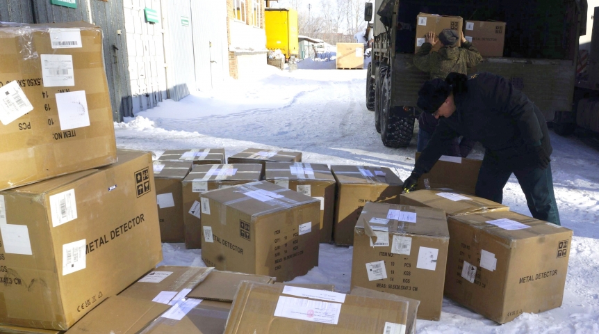 Общество Омская таможня передала военным больше 200 изъятых металлоискателей