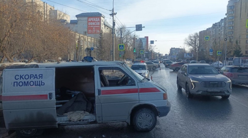Происшествия в Омске Шесть пассажиров скорой пострадали в ДТП в центре Омска
