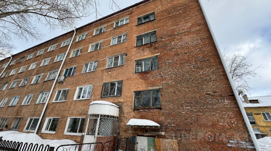 Появились фото трещин в омской пятиэтажке на Молодогвардейской