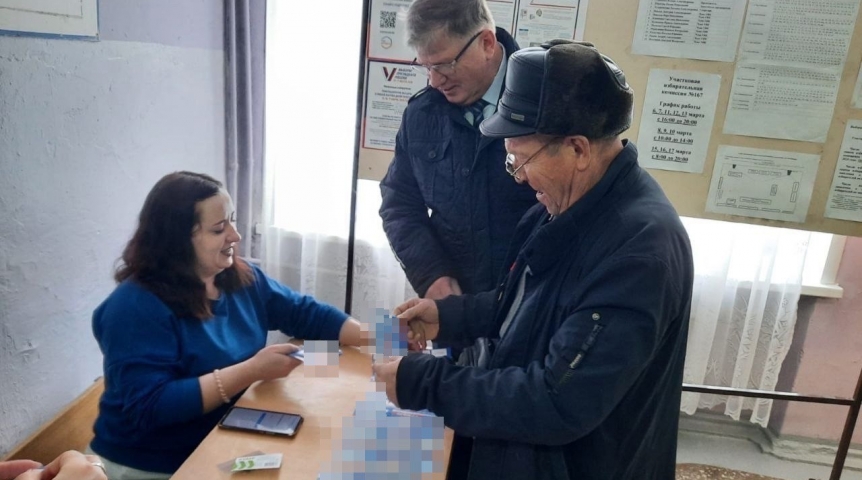Власть Владимир Корбут посетил избирательные участки Омска на старте голосования на выборах президента
