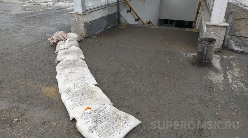 Мэр Омска Шелест показал новую противопаводковую машину за 16 миллионов рублей Мэр Омска Шелест показал новую противопаводковую машину за 16 миллионов рублей