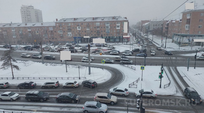Общество Омск под первым весенним снегопадом погрузился в жуткие пробки