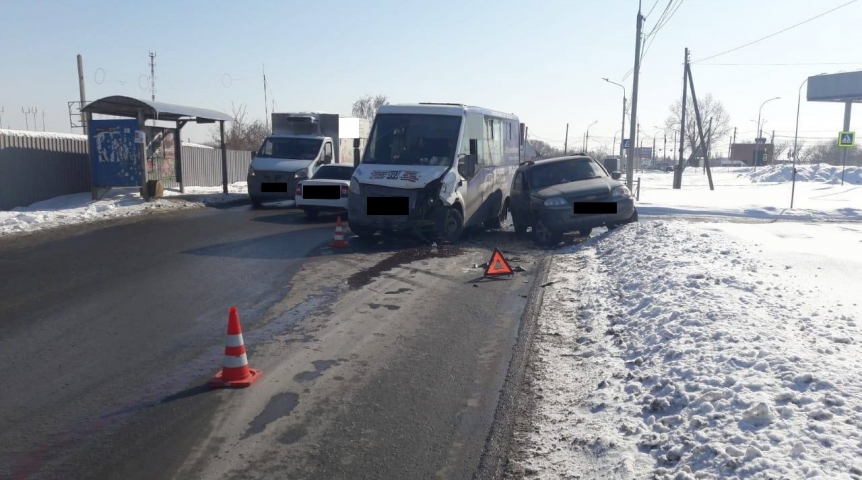 Происшествия в Омске В Омске маршрутка с пассажирами у остановки попала в ДТП – есть пострадавшие