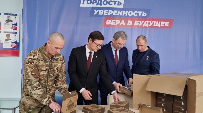 В омском Штабе общественной поддержки состоялась передача прицелов и раций для участников СВО