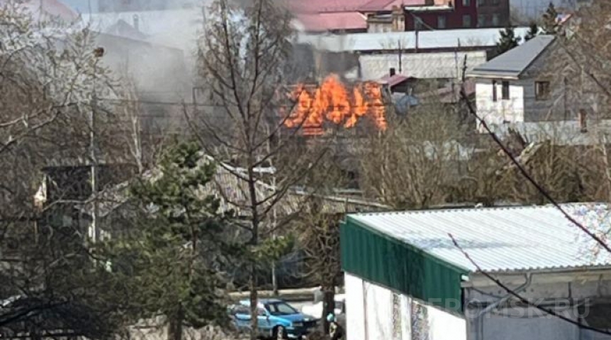 В Центральном округе Омска полыхает дом в частном секторе