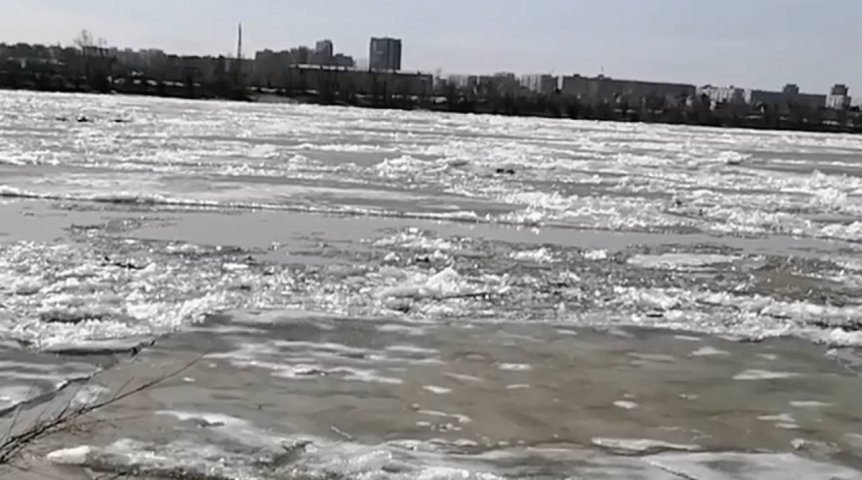 Общество В Омске начался ледоход
