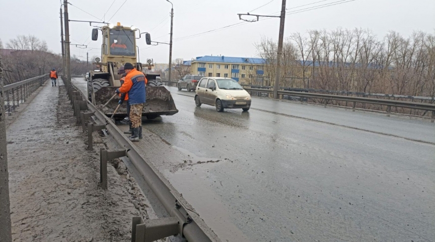 Город Дорожники убирают тысячу кубометров талой воды с омских улиц ежедневно