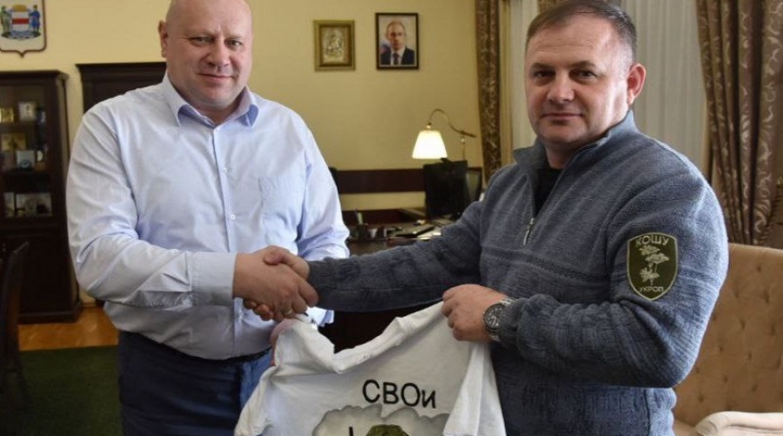 Власть Мэр Омска Сергей Шелест встретился с участником СВО с позывным Белый Соболь