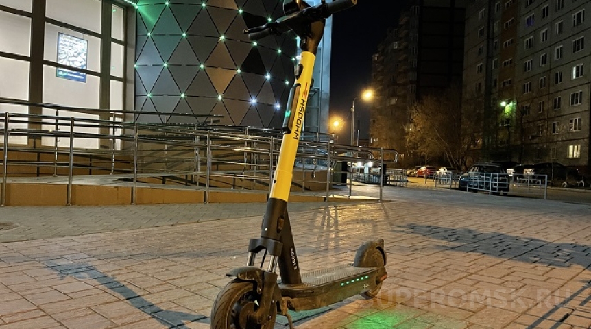Происшествия в Омске В центре Омска сбили двух девочек-подростков на электросамокате