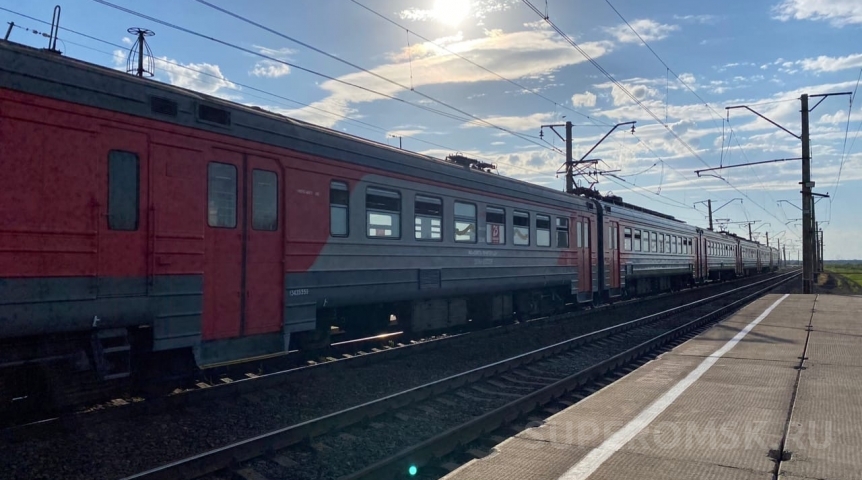 Молодая девушка попала под электричку в Омске Молодая девушка попала под электричку в Омске