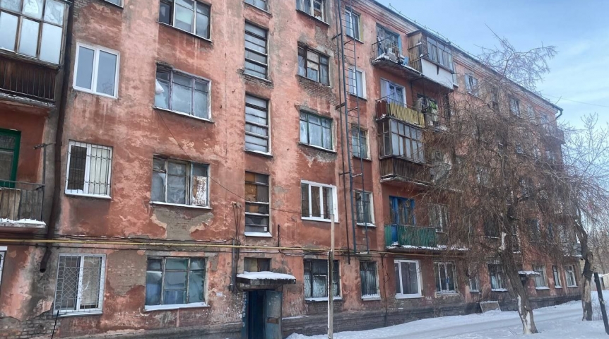 Суд обязал мэрию Омска незамедлительно расселить аварийный дом с популярным магазином