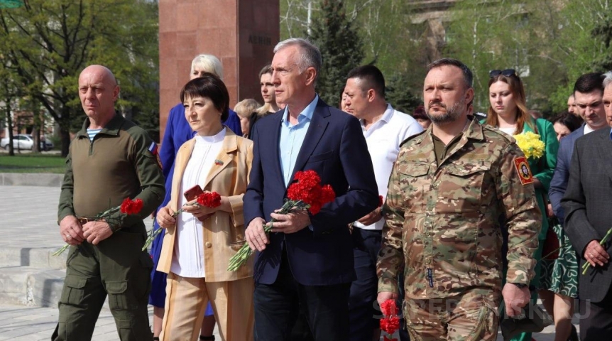 Главы Стаханова Жевлаков и Омского района Долматов почтили память погибших стахановчан