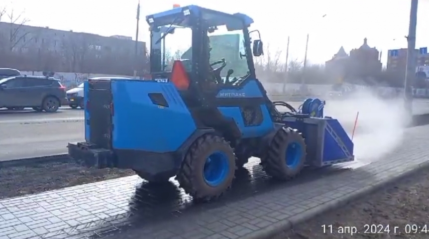 В Омске начали мыть тротуары
