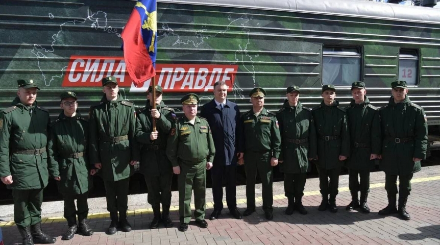 Власть В Омске губернатор Виталий Хоценко встретил патриотический поезд «Сила в правде»