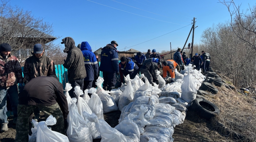 Жители Усть-Ишимского района Омской области вышли на борьбу с паводком Жители Усть-Ишимского района Омской области вышли на борьбу с паводком
