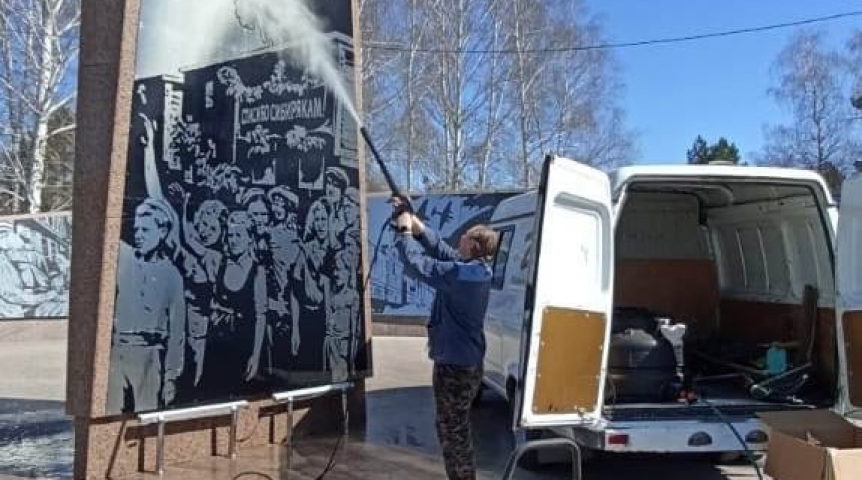 В Омске к майским праздникам приводят в порядок памятники и скверы В Омске к майским праздникам приводят в порядок памятники и скверы