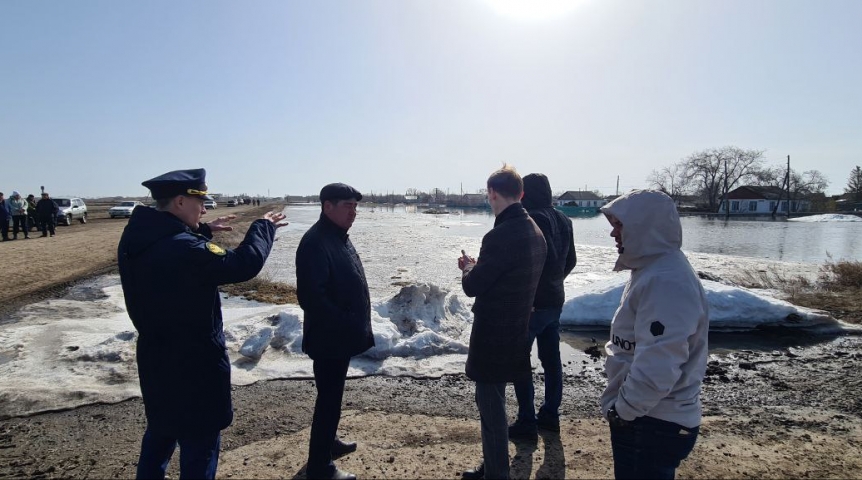 Из затопленных поселков Омской области начали откачивать воду Из затопленных поселков Омской области начали откачивать воду