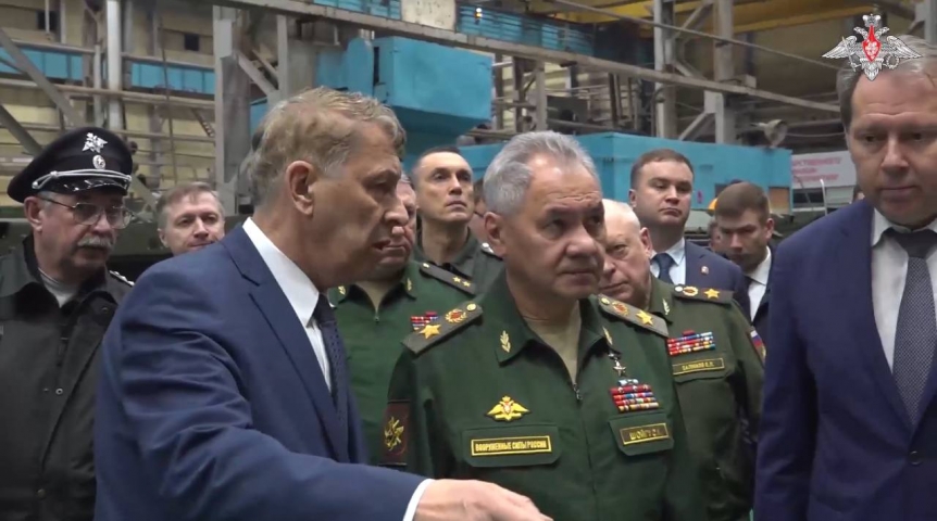 В Омской области Сергей Шойгу проверил выпуск танков и «Солнцепеков»