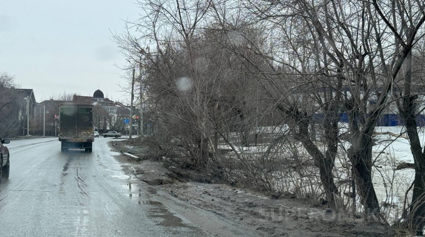 Общество В Омске подмыло дорогу по улице в Старом Кировске
