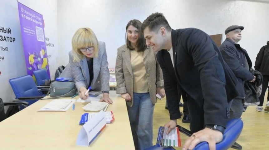 Свыше двух тысяч омичей нашли контакт с будущими работодателями на ярмарке «Работа России. Время возможностей»