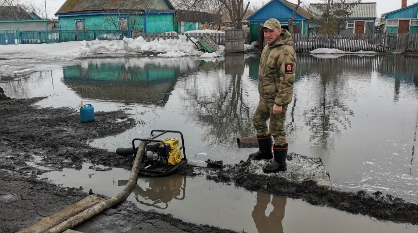 Общество Глава Одесского района Омской области принялся спасать затопленные дома