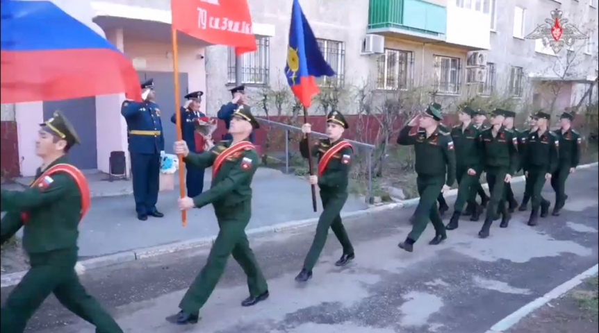 Общество Минобороны РФ показало видео поздравления 92-летнего ветерана в Омске
