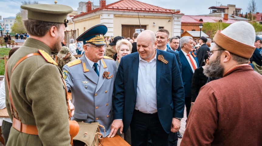 Мэр Омска Сергей Шелест поблагодарил коллег за организацию праздника в честь Дня Победы Мэр Омска Сергей Шелест поблагодарил коллег за организацию праздника в честь Дня Победы