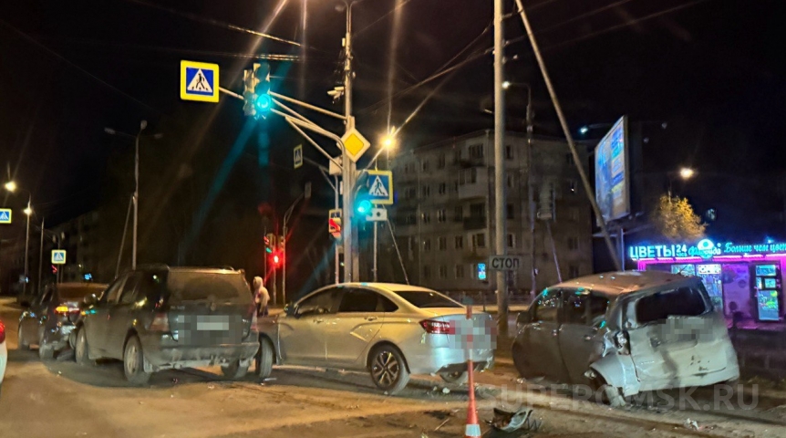 Происшествия в Омске В омском Амуре ночью произошла массовая авария