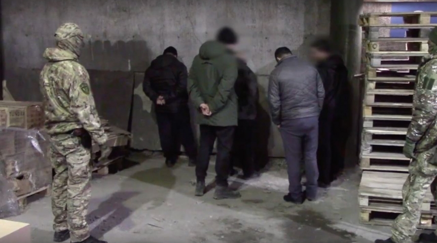В Омске накрыли подельников, торговавших контрафактным алкоголем в больших количествах В Омске накрыли подельников, торговавших контрафактным алкоголем в больших количествах