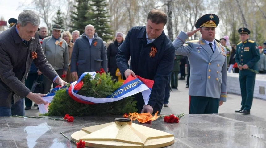 Виталий Хоценко и Сергей Шелест возложили венки к огню Памяти в омских Черемушках Виталий Хоценко и Сергей Шелест возложили венки к огню Памяти в омских Черемушках